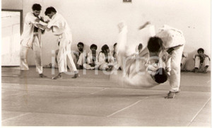 Fotografia d epoca originale 1986 INDIA Young people practicing JUDO for health WHO photo GENERAL SPORTS 1