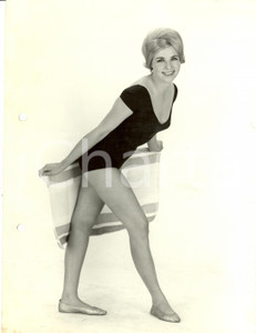Fotografia d epoca originale 1960 ca MILANO MODA Modella posa in body nero e asciugamani Fotografia VINTAGE 1