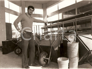 Fotografia d epoca originale 1978 CIPRO Calcio Sotiris KAIAFAS mostra la sua azienda  Fotografia 1