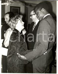 Fotografia d epoca originale 1960 ca USA Festa di gala con gli attori Shelley WINTERS e Sidney POITIERS Foto 1