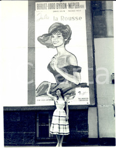 Fotografia d epoca originale 1960 ca PARIS Liliane PATRICK con la locandina del film  Julie la rousse  Foto 1