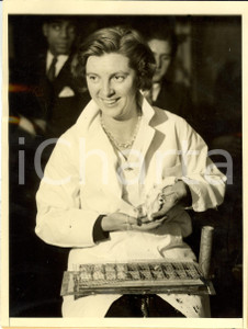 Fotografia d epoca originale 1932 NEW YORK Dottoressa KATHERINE WATSON con topi per esperimento su polmonite 1