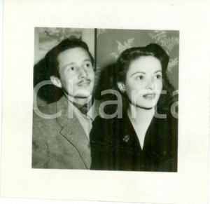 Fotografia d epoca originale 1955 ca FRANCIA Stilista Oleg CASSINI con ex moglie Gene TIERNEY Foto cm 7 x 7 1