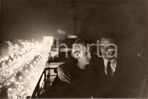 Fotografia d epoca originale 1955 ca CINEMA Paul NEWMAN hugging Joanne WOODWARD on a balcony Photo 25x17 cm 1