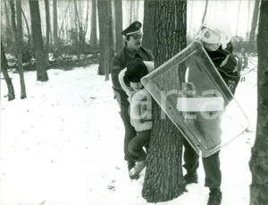 Fotografia d epoca originale 1982 FRANKFURT DE Poliziotti arrestano una manifestante nel bosco dell aeroporto 1