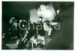 Fotografia d epoca originale 1980 ca PARIS F Primo Ministro Raymond BARRE prova un microscopio Fotografia 1