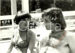 Fotografia d epoca originale 1975 ca TENNIS Guillermo VILAS e fidanzata Gabriella in costume Foto 24x30 1