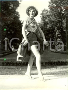 Fotografia d epoca originale 1960 ca MILANO Modella con camicia fiori e cappellino Tito PICCOLI MODA VINTAGE 1
