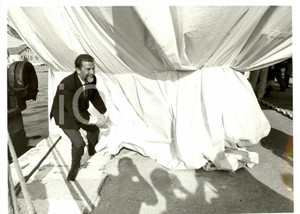 Fotografia d epoca originale 1985 VENEZIA Varo AZZURRA II Skipper Cino RICCI pronto a svelare scafo REGATTA 1