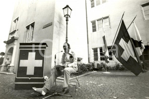 Fotografia d epoca originale 1989 BERNA CH FESTA NAZIONALE SVIZZERA Invalido legge discorso Foto LAINE 1