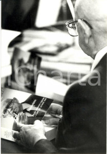 Fotografia d epoca originale 1980 ca DIJON F SALON DU LIVRE Edgar FAURE firma copie libro MEMOIRES Foto 1