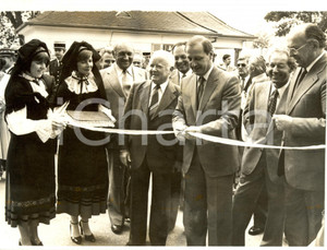 1980 ca MULHOUSE (F) Autorità e donne costume tradizionale Giornate Ottobre Foto