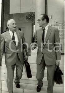 Fotografia d epoca originale 1986 PARIGI F AndrÃ© GIRAUD e Jacques CHIRAC all uscita dell ELISEO Fotografia 1