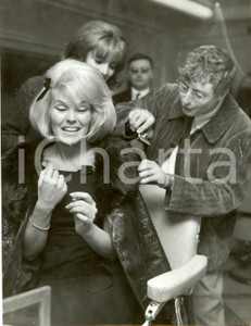 Fotografia d epoca originale 1965 ca FRANCIA Henri TISOT scherza con attrici sul set cinematografico Foto 1