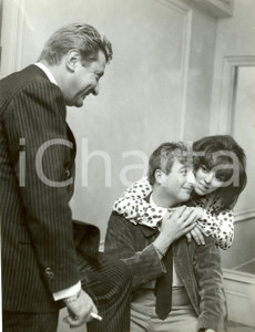 Fotografia d epoca originale 1965 ca FRANCIA Henri TISOT Catherine ROUVEL scherzano durante riprese film Foto 1