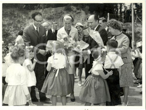 Fotografia d epoca originale 1961 WOLUWESAINTLAMBERT Principessa Paola BELGIO riceve fiori da bambini Foto 1