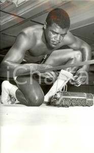 Fotografia d epoca originale 1966 USA? BOXE Amos LINCOLN BIG TRAIN scherza sul suo soprannome Foto 28x35 cm 1