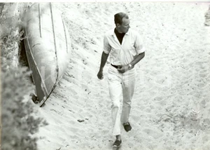 Fotografia d epoca originale 1960 ca SAINTTROPEZ F Vittorio Emanuele SAVOIA cammina sulla spiaggia Foto 1