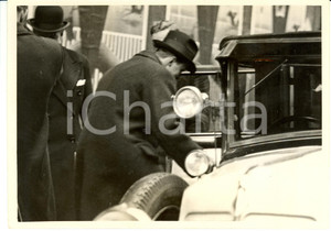 Fotografia d epoca originale 1937 PARIS F Arciduca Ottone di ASBURGOLORENA sale sulla sua automobile Foto 1