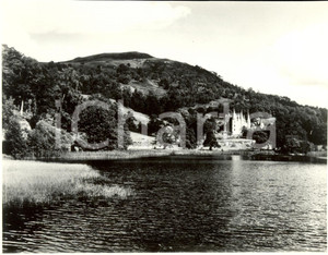 Fotografia d epoca originale 1985 ca SCOTLAND UK Loch ACHRAY with TIGH MOR Castle Photograph 1