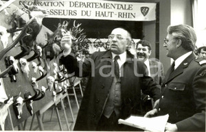 Fotografia d epoca originale 1985 FRANCIA Henri GOETSCHY et bois animal  Foire CHASSEURS du HAUTRHIN Photo 1
