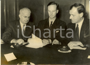 Fotografia d epoca originale 1944 LONDON HALEY FRANKS and WESTERMANN on rubber Industry problems Photograph 1