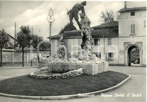 Cartolina originale da collezione 1952 VIMERCATE MI Piazza UnitÃ  d Italia e MONUMENTO Cartolina FG VG 1