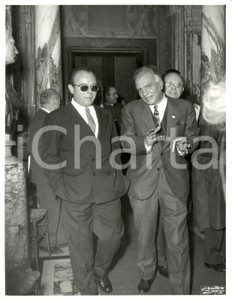 Fotografia d epoca originale 1969 ROMA Convegno ISLE Umberto COZZOLINI Presidente fuma e discute all uscita 1