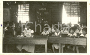Fotografia d epoca originale 1955 ca CAMBOGIA Alunni durante lezione educazione alimentare Foto 13 x 8 cm 1