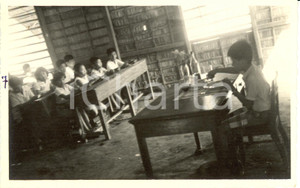 Fotografia d epoca originale 1955 ca CAMBOGIA Alunni durante lezione educazione alimentare Fotografia 1