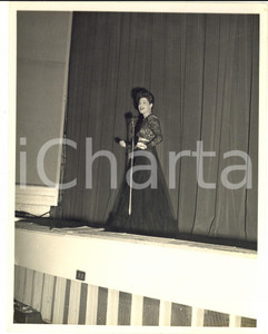 Fotografia d epoca originale 1960 ca FORT BRAGG USA Cantante in scena per l esercito Foto VINTAGE 26X20 cm 1