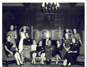 Fotografia d epoca originale 1960 ca US ARMY Ufficiale accoglie reginette di bellezza Foto VINTAGE 24x18 cm 1