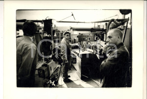 Fotografia d epoca originale 1997 ITALIA CINEMA Riprese su un set  Scena in officina Fotografia 30x24 1