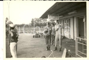 Fotografia d epoca originale 1963 VENEZIA MARGHERA Gara di go kart  Concorrenti in preparazione Foto 10 x 7 1