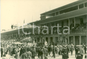 Fotografia d epoca originale 1963 MILANO Folla sulle tribune dell IPPODROMO DEL TROTTO Fotografia cm 10 x 7 1