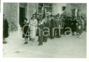 Fotografia d epoca originale 1950 ca TERNI Vedove e orfani dell Istituto LAZZARINI in processione per Caduti 1