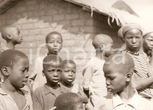 Fotografia d epoca originale 1970 ca KORHOGO COSTA D AVORIO Bambini indigeni Foto di gruppo 12x9 cm 1