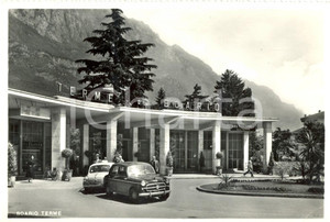 Cartolina originale da collezione 1961 DARFO BOARIO TERME BS FIAT 600 all Entrata e BANCA VALLE CAMONICA FG VG 1