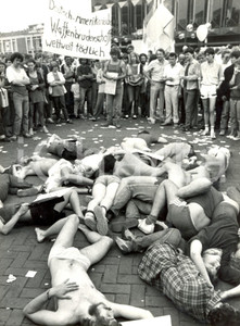Fotografia d epoca originale 1982 BERLIN Giovani partecipano alla simulazione di un attacco nucleare Foto 1