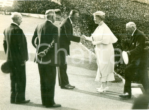 Fotografia d epoca originale 1935 ca LONDON Regina Mary di TECK in visita ufficiale Fotografia cm 27 x 20 1