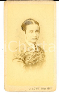 Fotografia d epoca originale 1865 WIEN Giovane donna con abito a volants Fotografia Josef LOWY 1