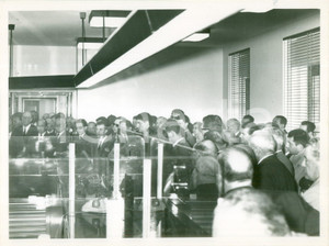 Fotografia d epoca originale 1965 MORTARA Folla a inaugurazione nuova sede Banca Provinciale Lombarda Foto 1