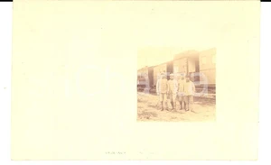 Fotografia d epoca originale 1917 WW1 FRANCE Ufficiali di fanteria posano vicino a un vagone sanitario Foto 1