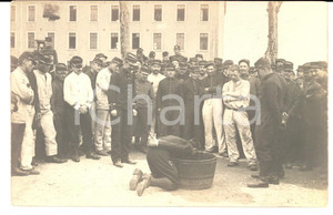 Fotografia d epoca originale 1920 ca FRANCIA Recluta impegnata in un gioco goliardico in caserma Foto 1