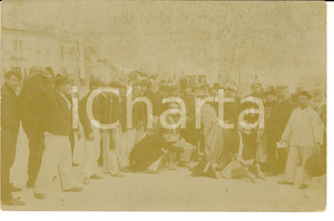 Fotografia d epoca originale 1915 ca FRANCIA Militari supplicano un travestito Foto GOLIARDICA Cartolina 1