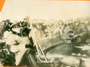 Fotografia d epoca originale 1950 GUERRA DI COREA Gen. Douglas MacARTHUR saluta truppe americane DANNEGGIATA 1