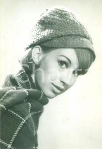 Fotografia d epoca originale 1964 PARIS MODA INVERNALE Modella con cuffia di maglia e sciarpa Foto 1 1