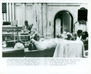 Fotografia d epoca originale 1976 TRENTON USA Senatori dormono in attesa della legislazione sulla scuola Foto 1
