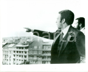 Fotografia d epoca originale 1977 LISBONA PORTOGALLO Andrew YOUNG guarda la città da grattacielo Fotografia 1