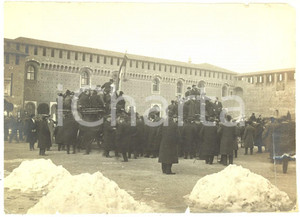 Fotografia d epoca originale Inverno 1920 MILANO Castello Sforzesco  Uomini in partenza per cerimonia Foto 1
